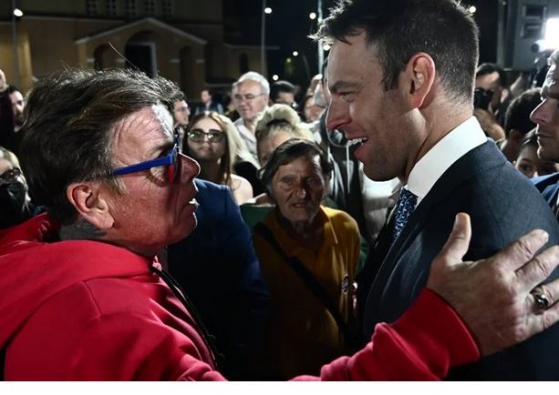 Σε μεζεδοπωλείο Κασσελάκης και Παπανώτας - Έδωσαν τα χέρια μετά την άγρια κόντρα