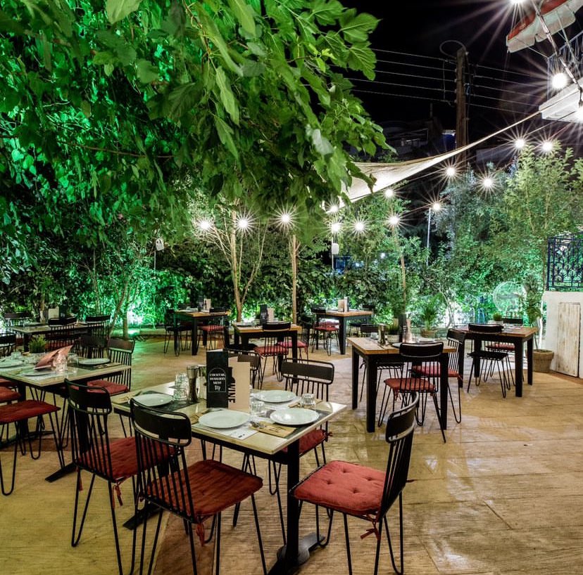 «Πόρτα Ανοιχτή»:  Φαγητό και ποτό στην πιο δροσερή αυλή στα δυτικά