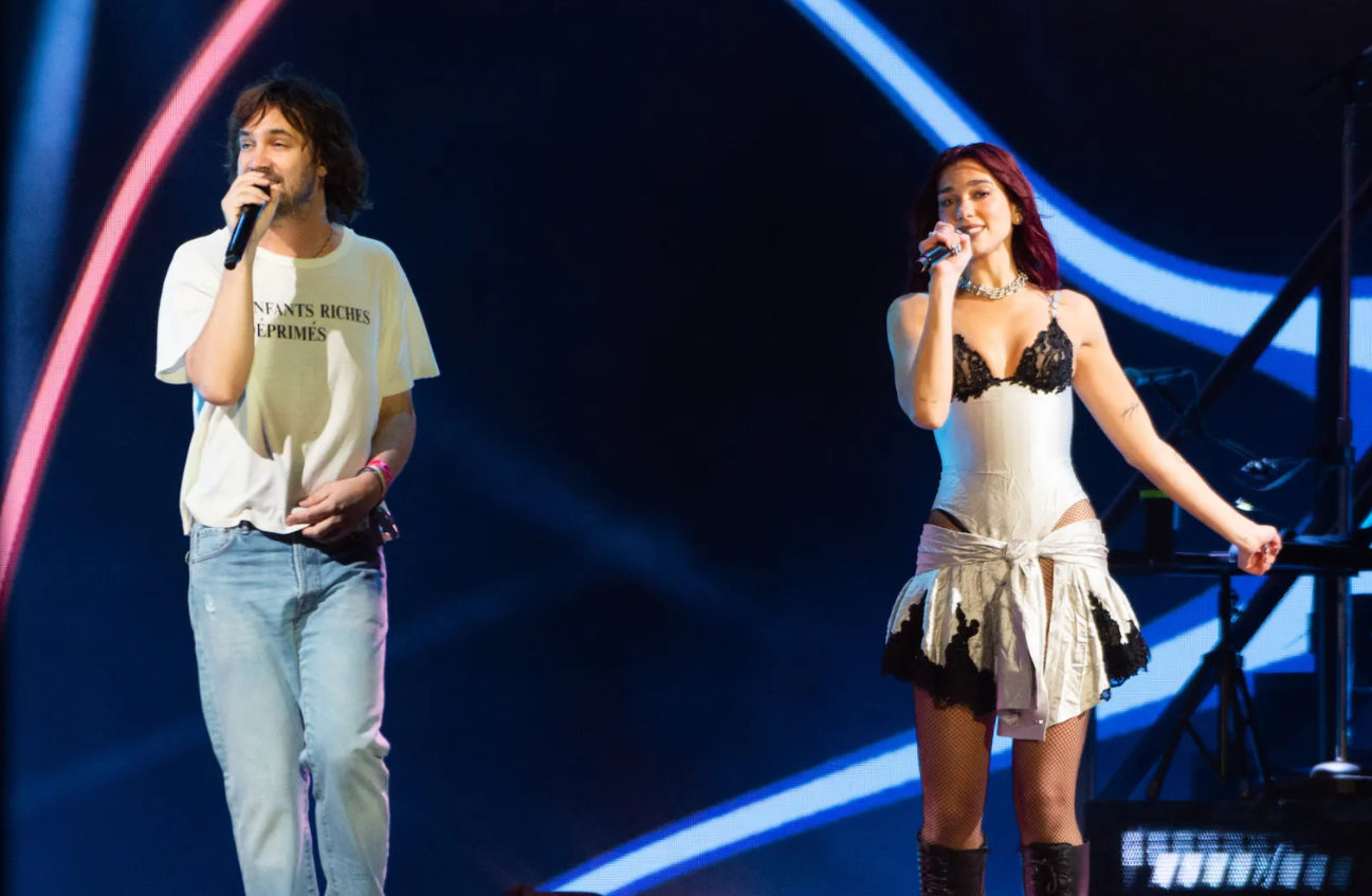 Η Dua Lipa κι ο Kevin Parker των Tame Impala σε ντουέτο με το κομμάτι «The Less I Know the Better» στο φεστιβάλ του Glastonbury (ΦΩΤΟ+Video)