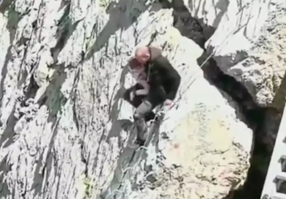 Άλπεις: Τουρίστας έκανε αναρρίχηση με το μωρό στην αγκαλιά και χωρίς εξοπλισμό
