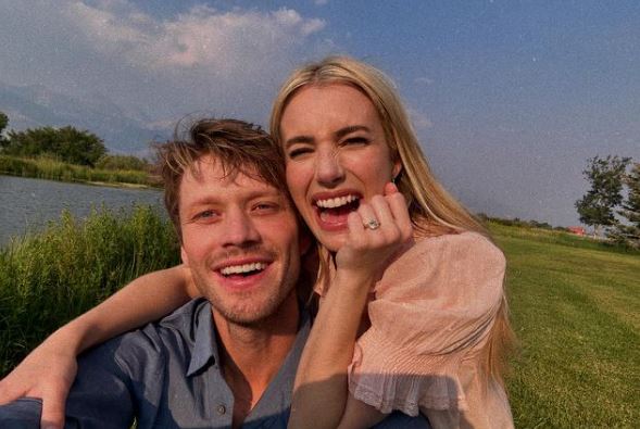 Emma Roberts : Αρραβωνιάστηκε τον ηθοποιό Cody John (ΦΩΤΟ)