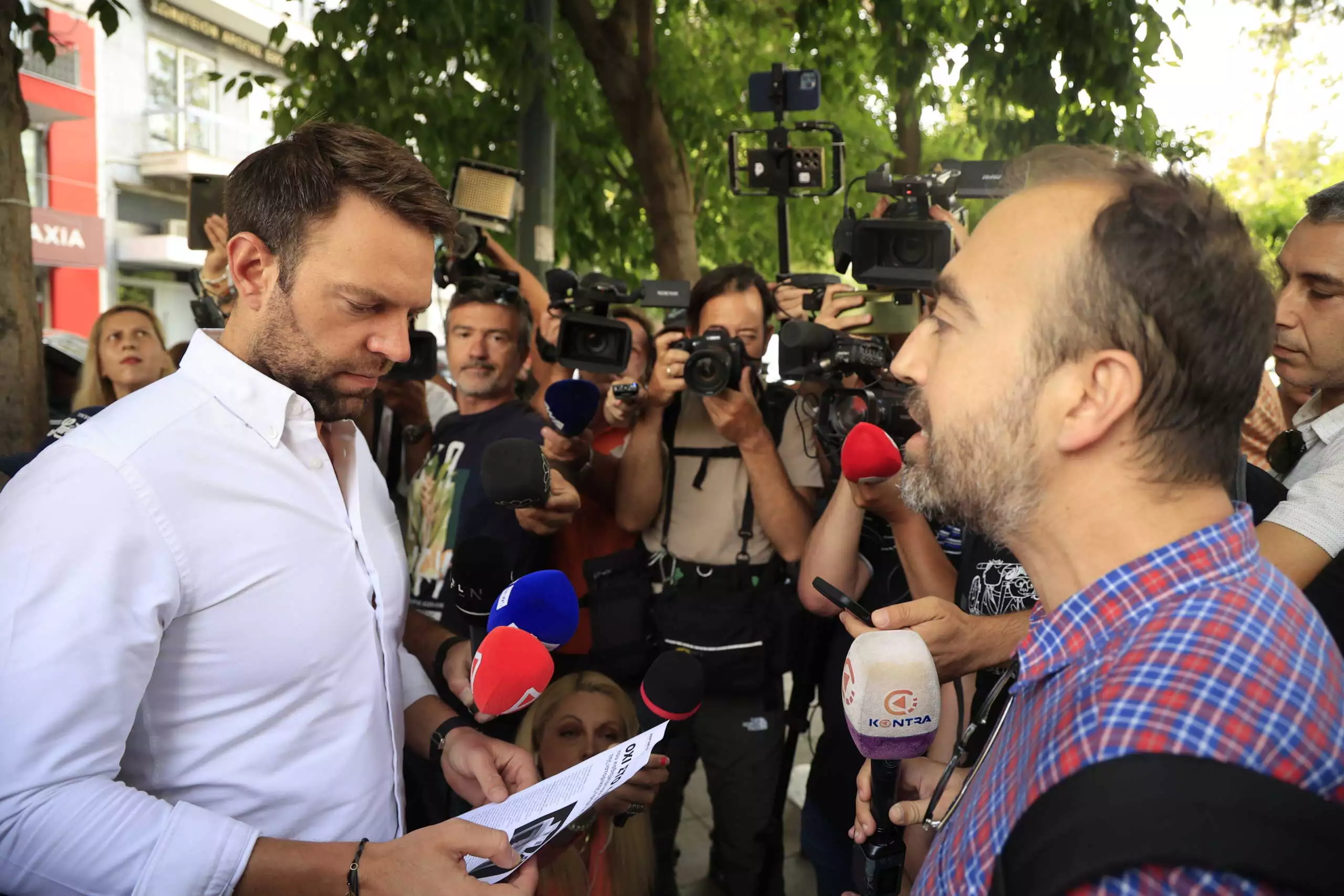 ΣΥΡΙΖΑ: «Μπλόκο» στον Κασσελάκη από εργαζόμενους της «Αυγής» έξω από την Κουμουνδούρου