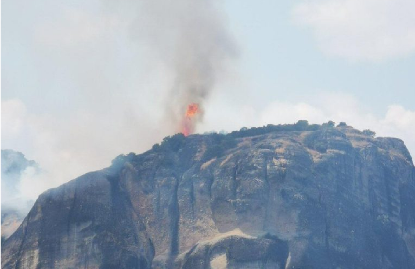 Φωτιά τώρα στα Μετέωρα – Στην περιοχή πνέουν ισχυροί άνεμοι