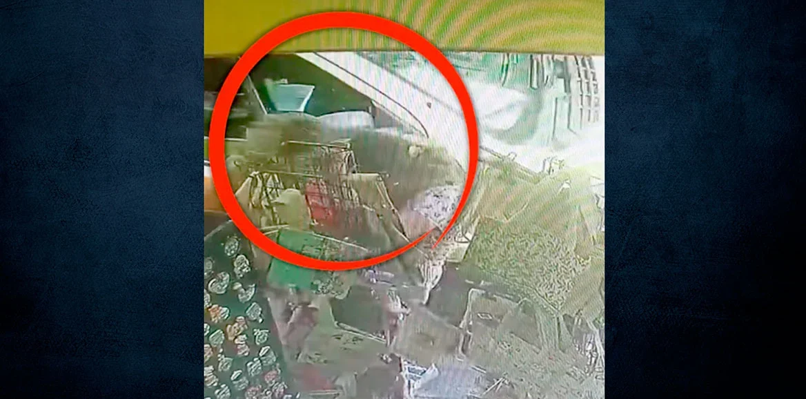 Ασθενοφόρο παρέσυρε με τον καθρέφτη γυναίκες που ψώνιζαν σε πεζόδρομο (Video)