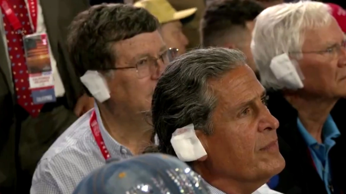 Ντόναλντ Τραμπ: Ρεπουμπλικανοί φορούν λευκούς επιδέσμους στα αυτιά στο συνέδριο, για να δείξουν τη στήριξή τους (Video)