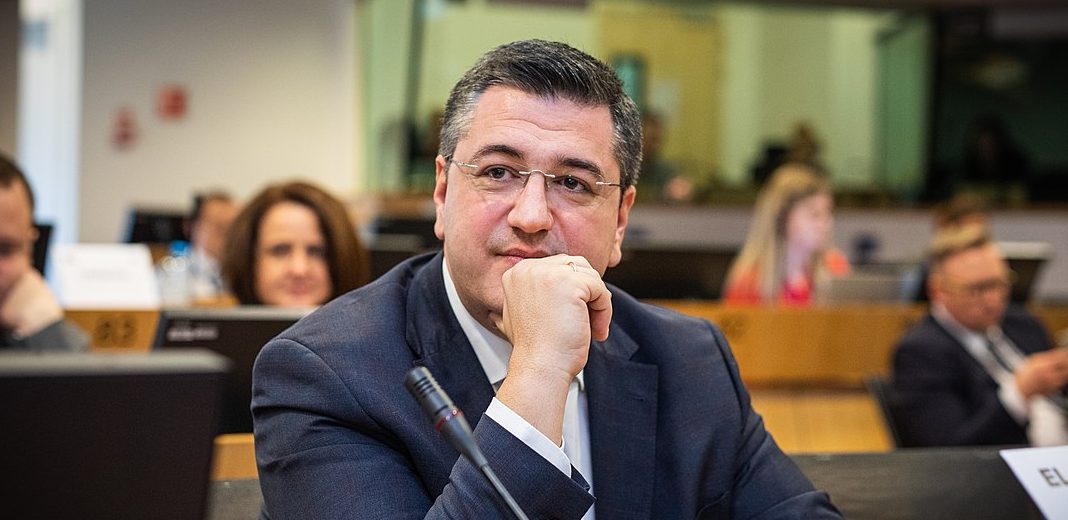 Ούρσουλα φον ντερ Λάιεν: Ο Απόστολος Τζιτζικώστας θα είναι υπεύθυνος για τις μεταφορές και τον τουρισμό