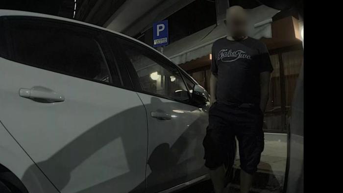 Έλληνας πιάστηκε στα πράσα να χαράσσει αυτοκίνητο - Ποιο σύστημα τον κάρφωσε