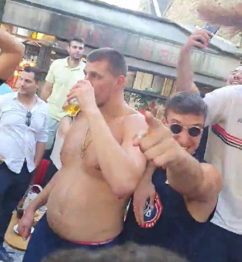 Ολυμπιακοί Αγώνες: Οι Σέρβοι πήγαν… τύφλα στο μεθύσι στην απονομή των μεταλλίων - Ο Γιόκιτς έπινε μπύρες ημίγυμνος (Video)