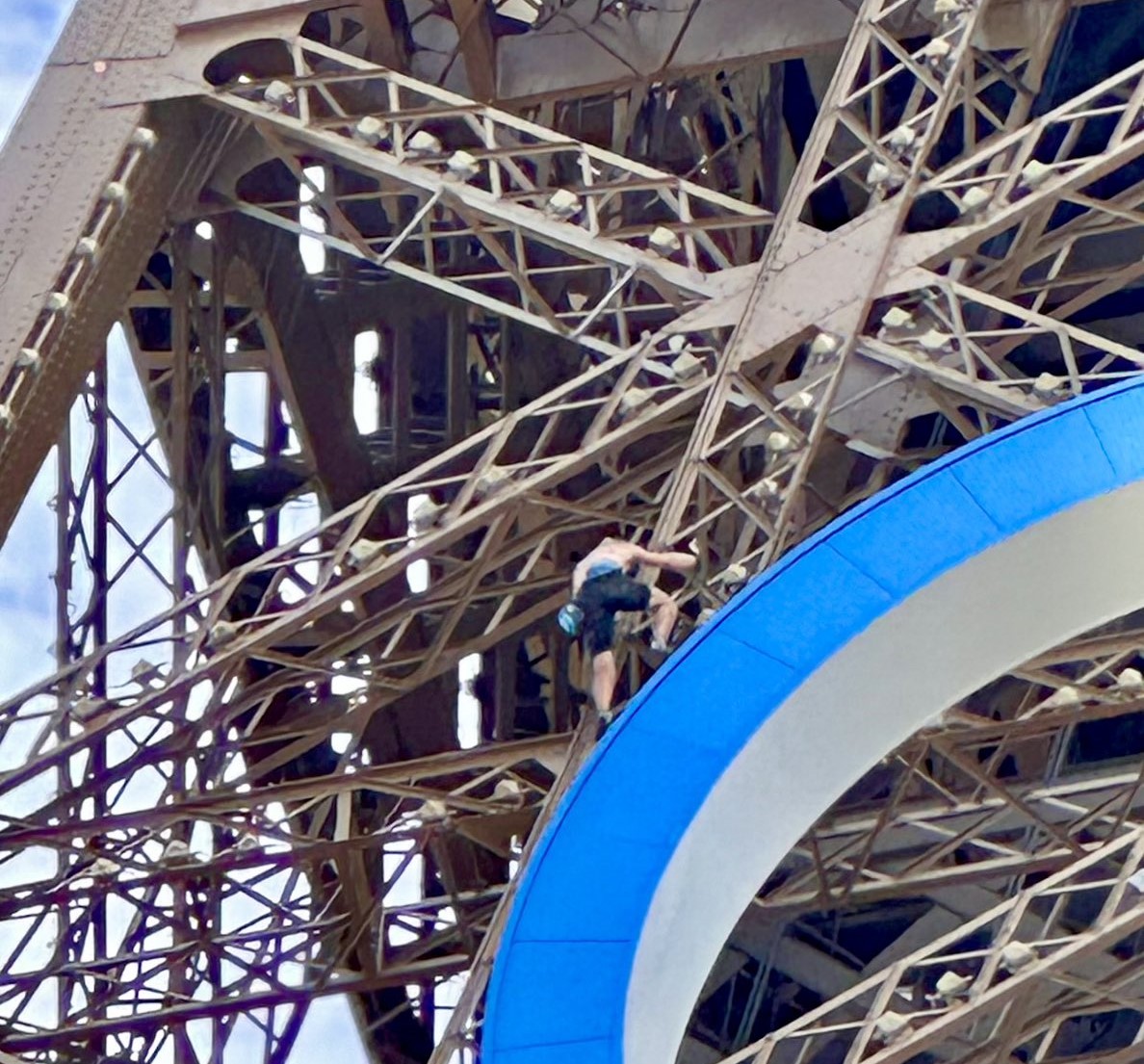 Γαλλία: Άνδρας προσπάθησε να σκαρφαλώσει στον Πύργο του Άιφελ λίγες ώρες πριν την Τελετή Λήξης (Video)