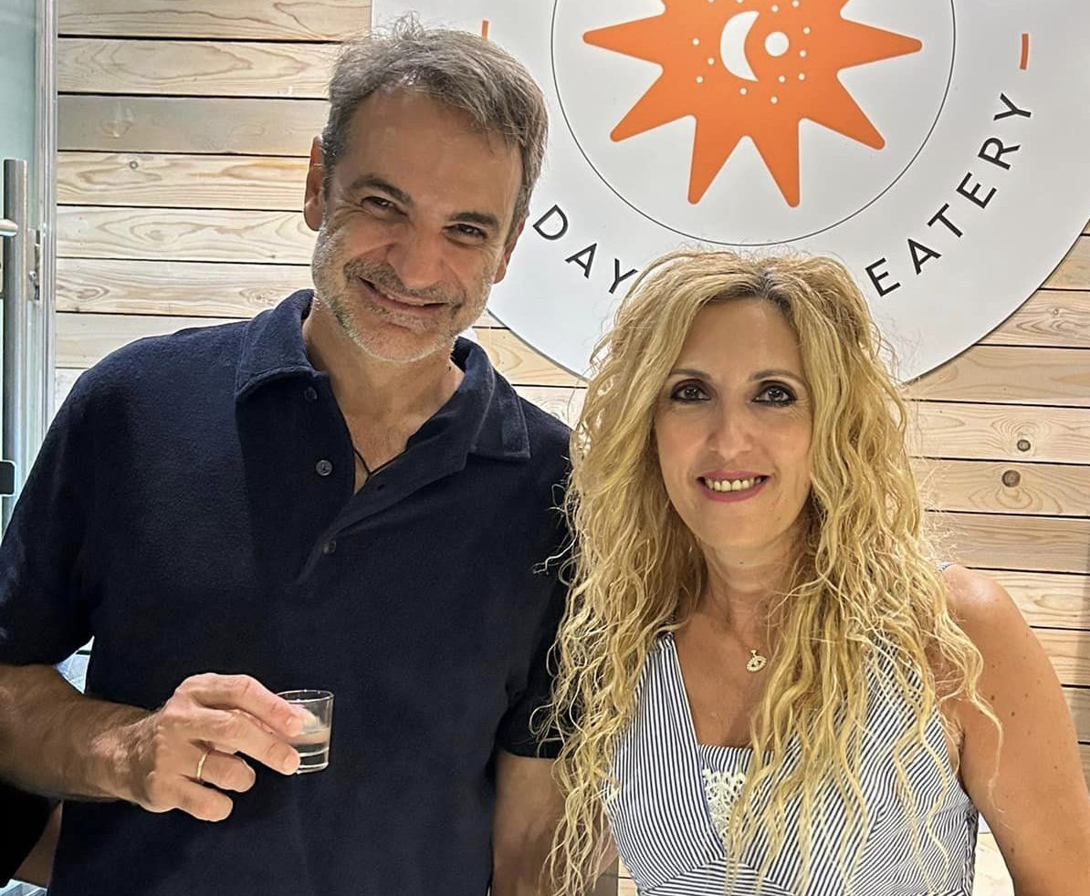 Ο Κυριάκος Μητσοτάκης στα Χανιά: Πίνει τσικουδιά κι εύχεται «καλές δουλειές» (ΦΩΤΟ+Video)