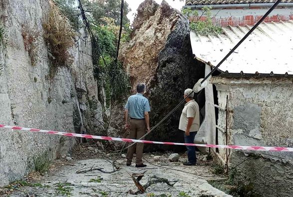 Κέρκυρα: Μεγάλος βράχος έπεσε στον κεντρικό δρόμο – Ζημιές στα δίκτυα ρεύματος και ύδρευσης (ΦΩΤΟ+Video)