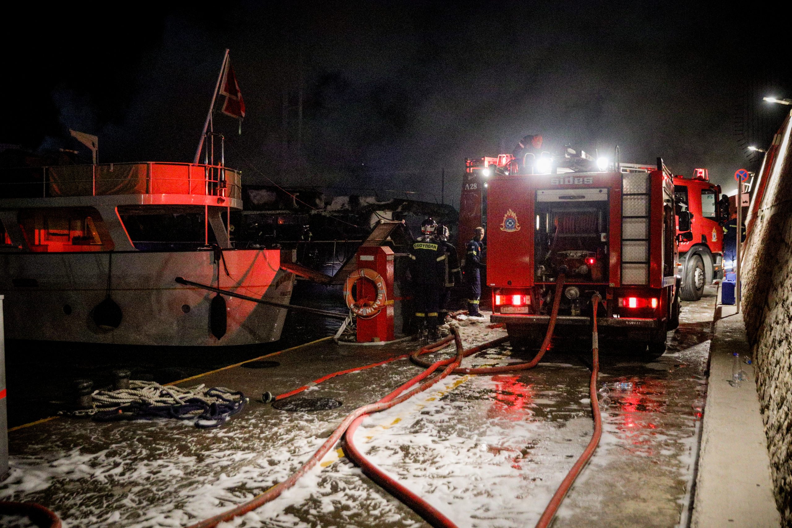 Βυθίστηκαν τα τρία από τα τέσσερα σκάφη που κάηκαν χθες στη Μαρίνα Ζέας – Πώς ξεκίνησε η φωτιά