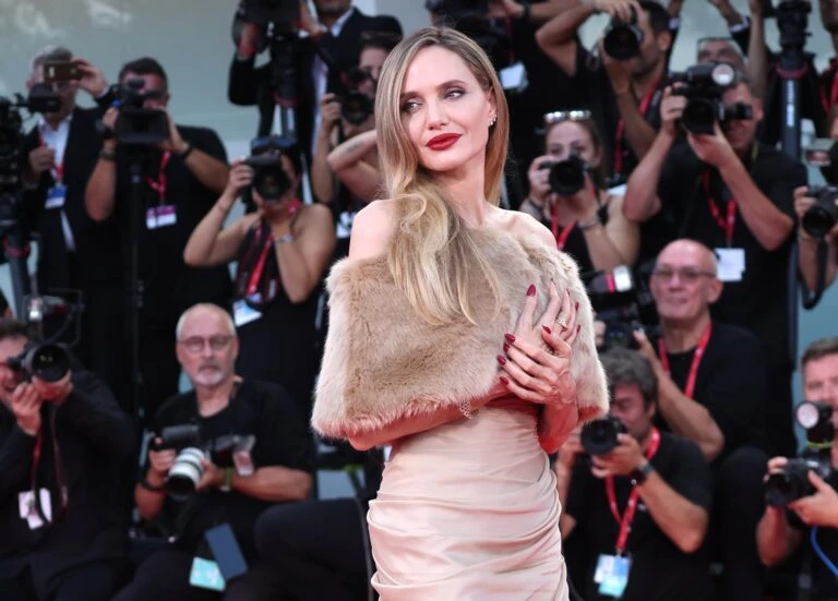 H Angelina Jolie φέρνει την αίγλη του παλιού Χόλιγουντ στο φεστιβάλ Βενετίας