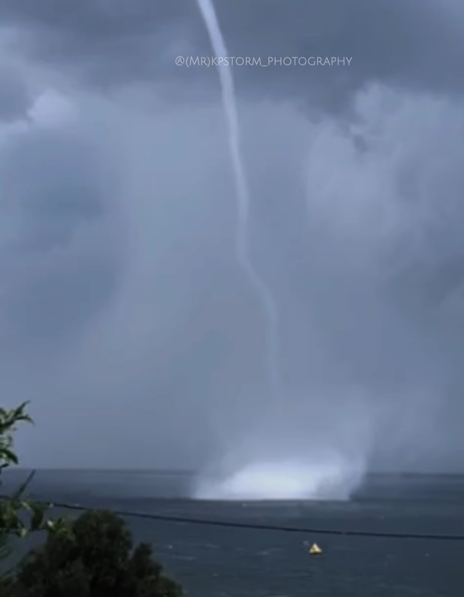 Εντυπωσιακός υδροστρόβιλος στη Χαλκιδική