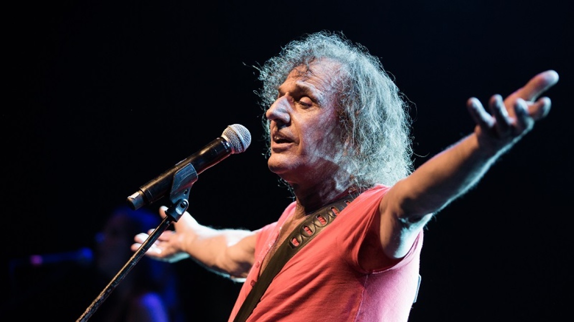 Η στιγμή που ο Βασίλης Παπακωνσταντίνου έπεσε στην σκηνή: «Γλιστράει», είπε γελώντας (Video)