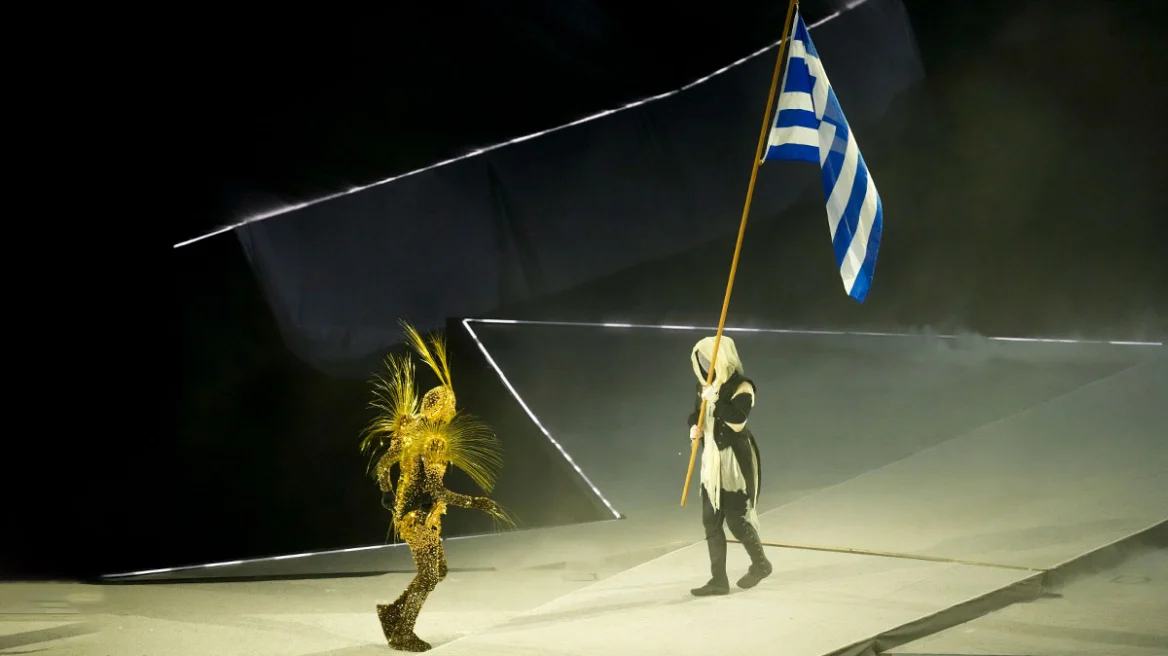 Ολυμπιακοί Αγώνες: Με άρωμα Ελλάδας η τελετή λήξης – Ανατριχιαστικές στιγμές με την ελληνική σημαία και τη Νίκη της Σαμοθράκης (Video)