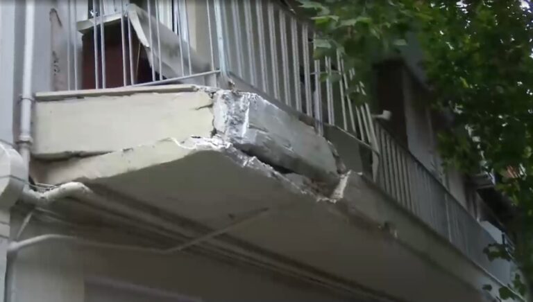 Θεσσαλονίκη: Φορτηγό πήρε σβάρνα και ξήλωσε… μπαλκόνι (Video)