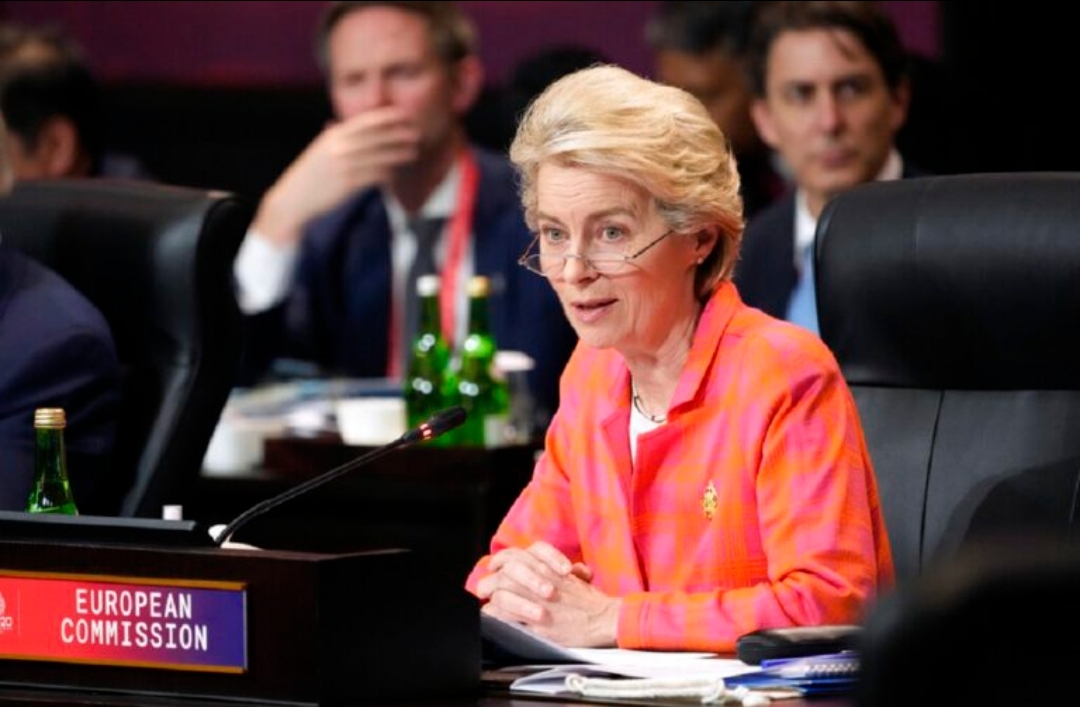 Ούρσουλα φον ντερ Λάιεν: «Στεκόμαστε στο πλευρό της Ελλάδας καθώς μάχεται με καταστροφικές πυρκαγιές»