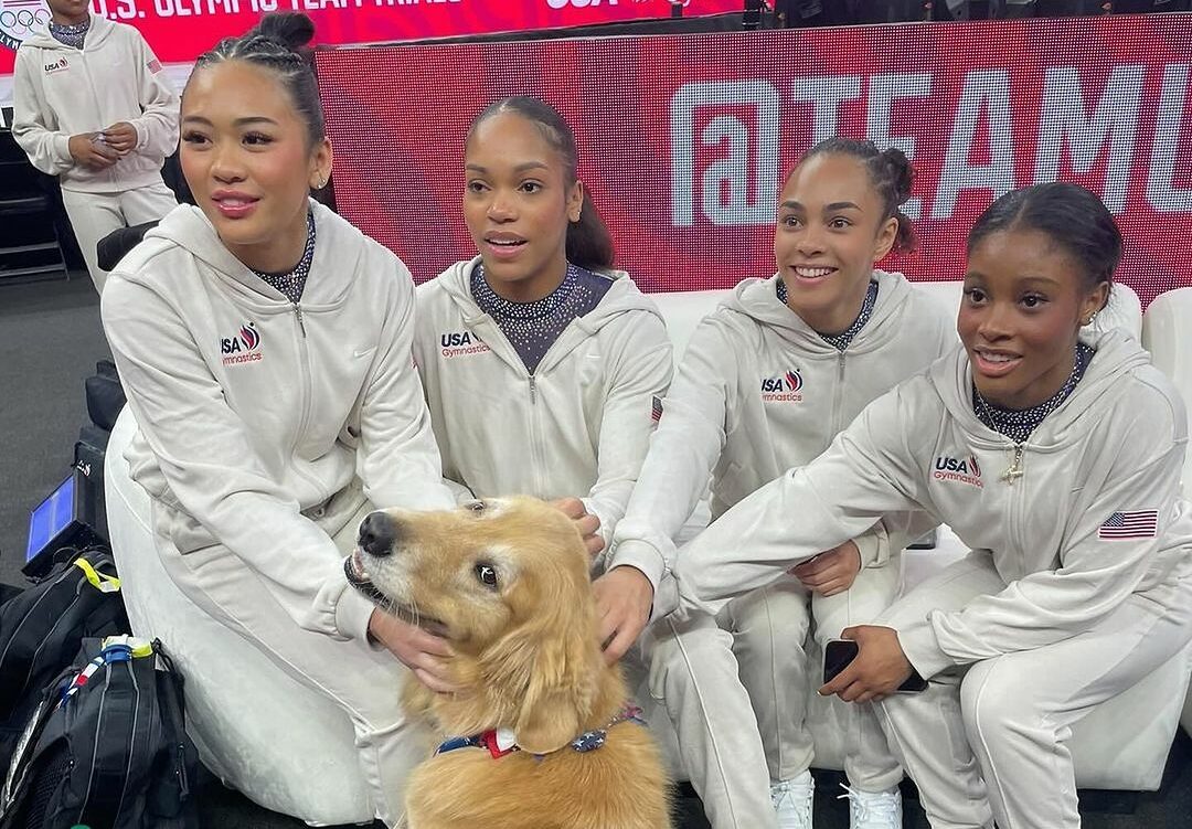 Γνωρίστε τον σκύλο θεραπείας που στηρίζει τις αθλήτριες της ομάδας Γυμναστικής των ΗΠΑ