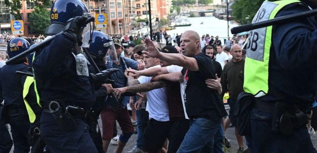 Βρετανία: Υπερπληθυσμός στις φυλακές μετά τις συλλήψεις τουλάχιστον 1.100 ανθρώπων στις πρόσφατες ταραχές