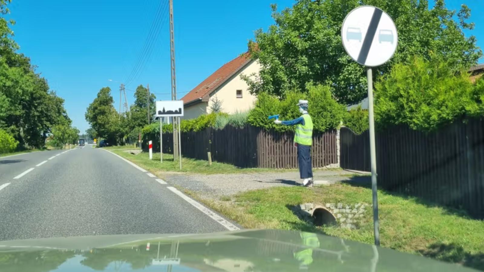 Αστυνομικός «σκιάχτρο» - Η έξυπνη πατέντα για να τηρείται ο Κ.Ο.Κ.