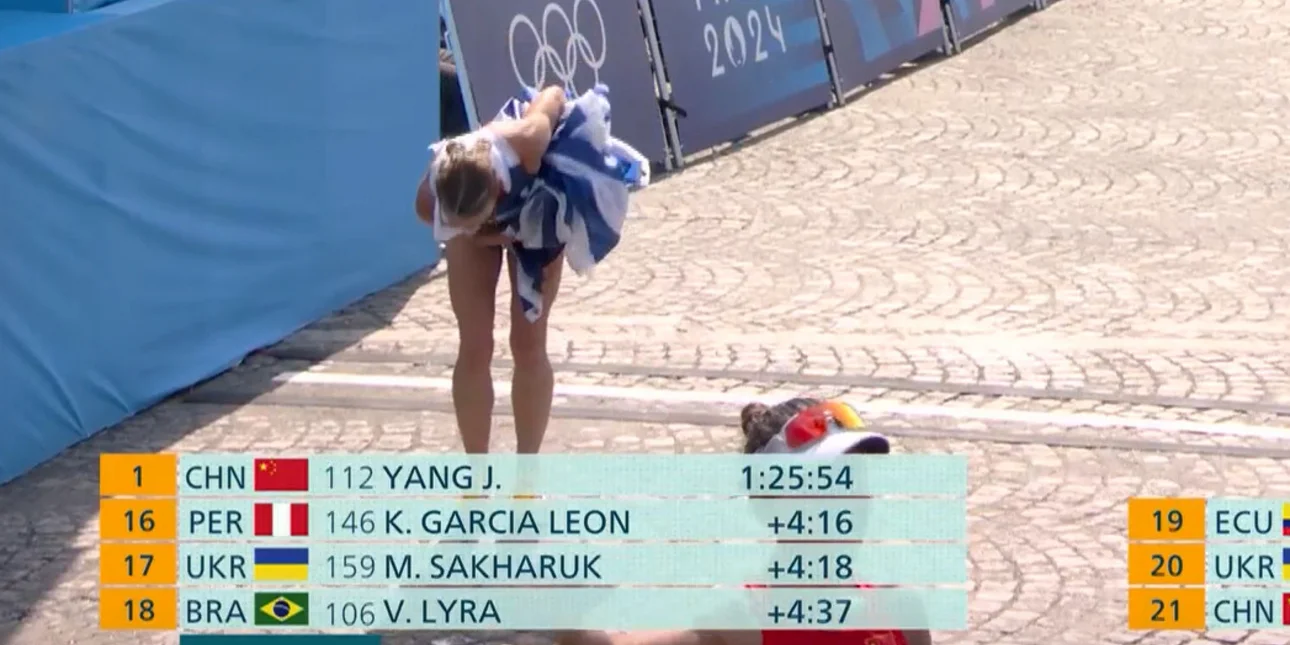 Ολυμπιακοί Αγώνες: Η συγκινητική στιγμή που η Ντρισμπιώτη υποκλίνεται με ελληνικές σημαίες στα χέρια (Video)