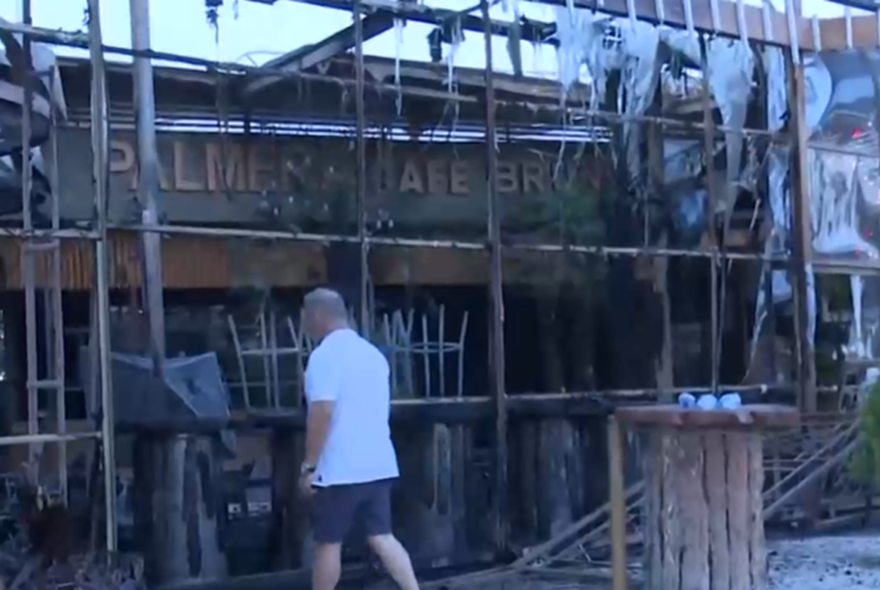 Θεσσαλονίκη: Στις φλόγες τυλίχθηκε καφέ-μπαρ  τα ξημερώματα στη Νεάπολη- Σοβαρές υλικές ζημιές (Video)