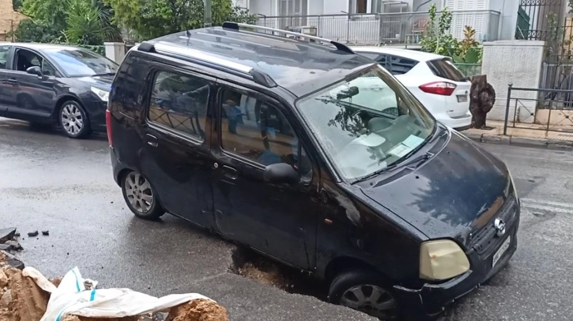Αυτοκίνητο έπεσε μέσα σε τρύπα στα Άνω Πατήσια λόγω της κακοκαιρίας στην Αττική (Video)