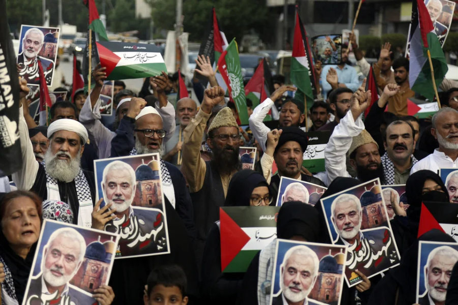 Στην Τεχεράνη η κηδεία του ηγέτη της Χαμάς Ισμαήλ Χανίγια – Χιλιάδες συρρέουν για τη νεκρώσιμη πομπή