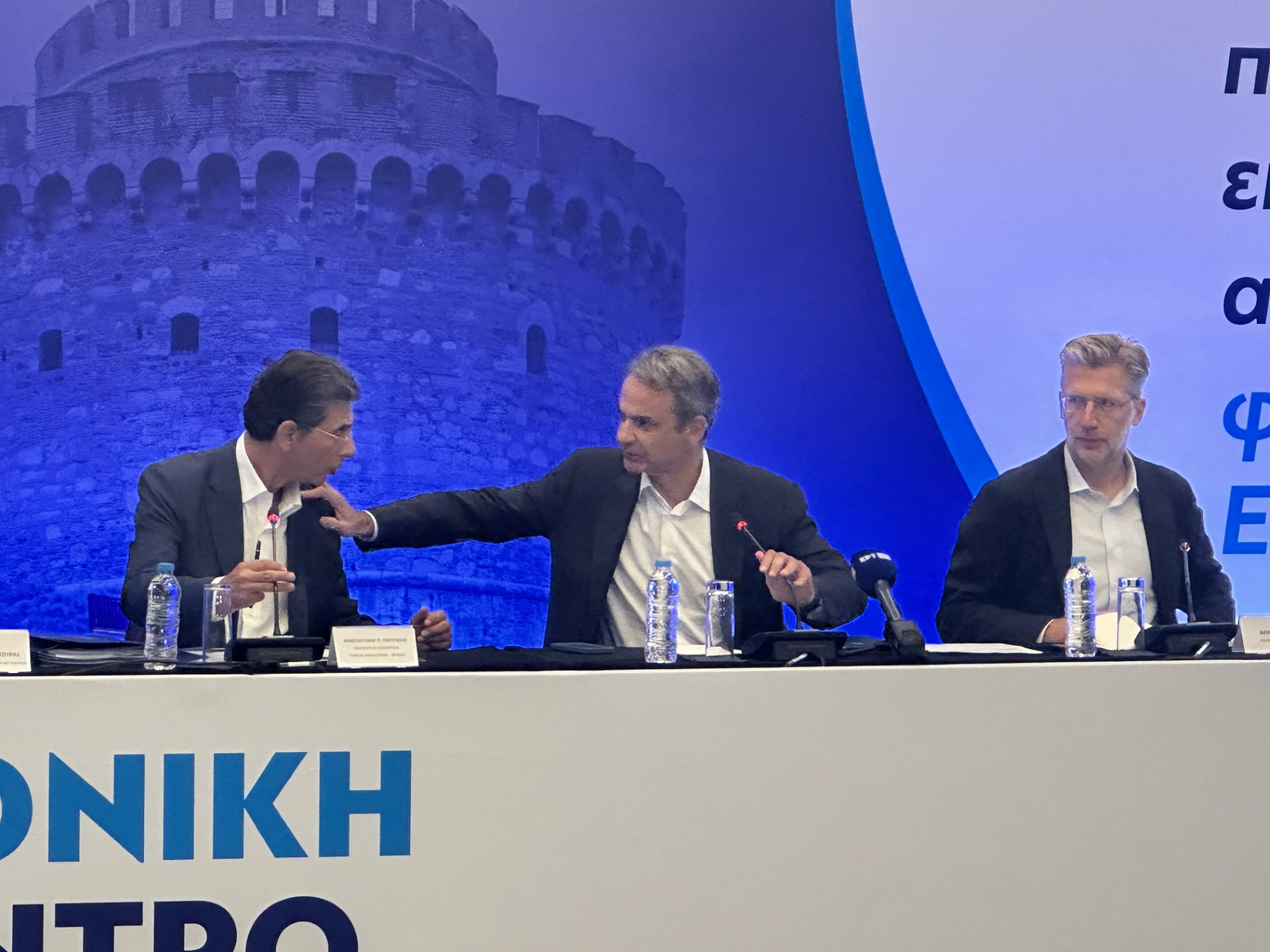 Ο εκ δεξιών του Κυριάκου Μητσοτάκη 