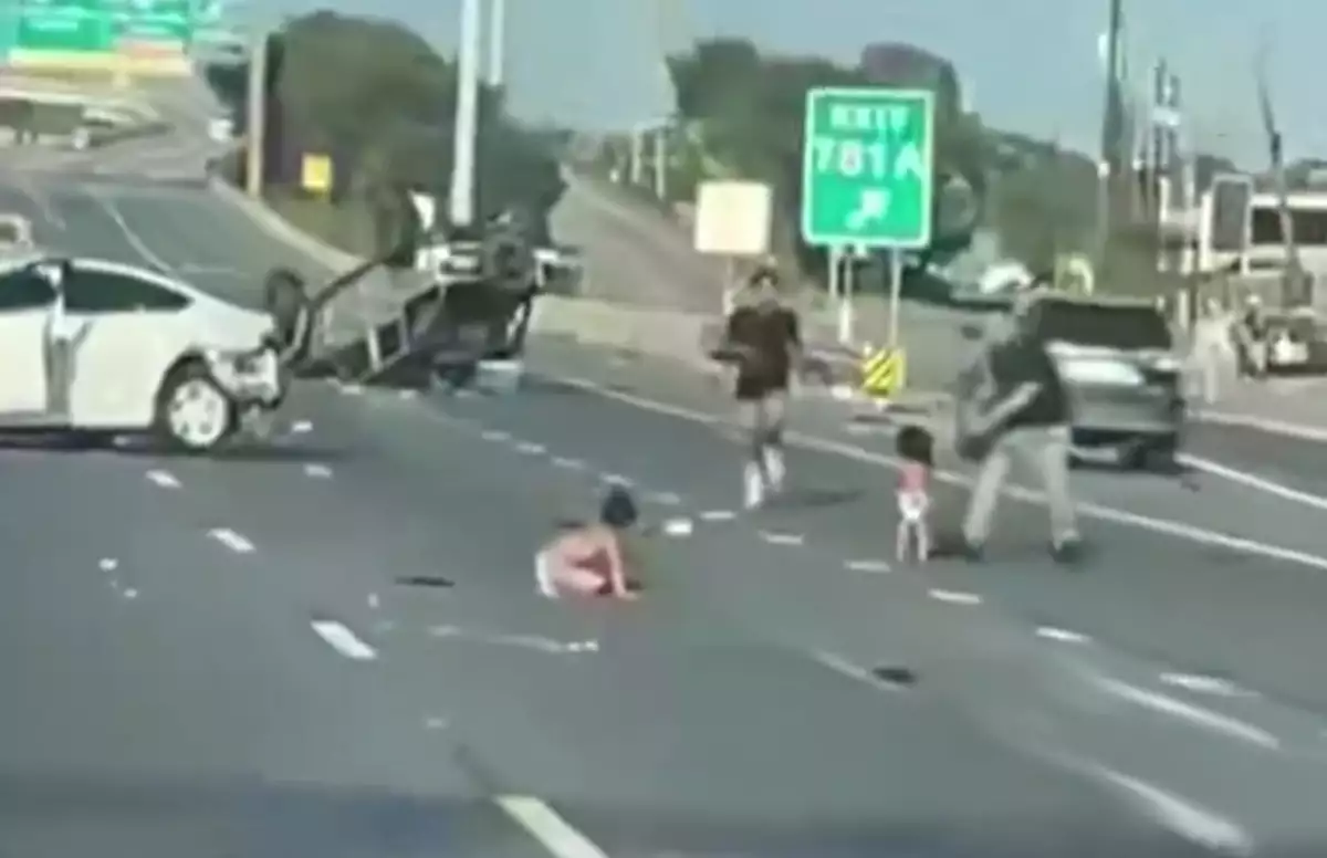 Μωρά εκσφενδονίστηκαν στη μέση αυτοκινητόδρομου μετά από τροχαίο – Ανατριχιαστικό βίντεο
