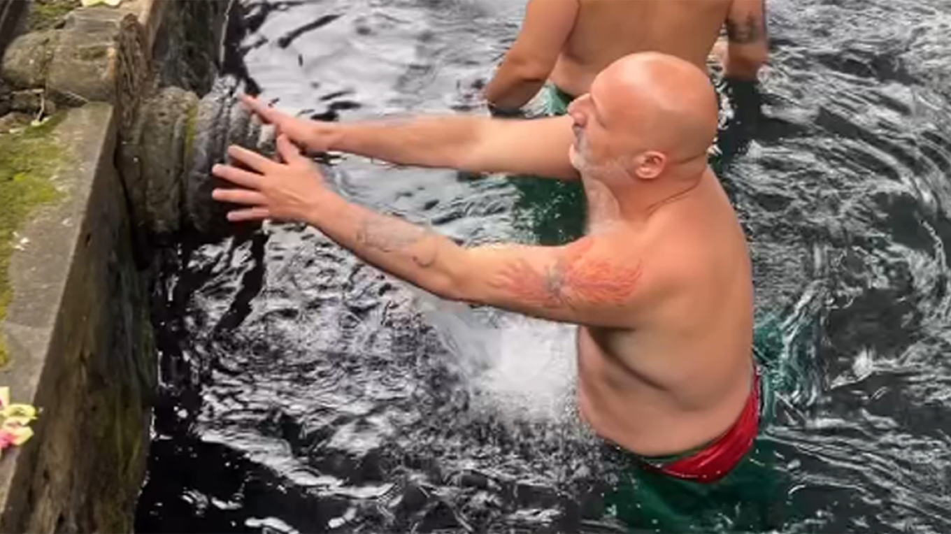 Νίκος Μουτσινάς: Πήγε για εξαγνισμό σε ινδουιστικό ναό στο Μπαλί (Video)