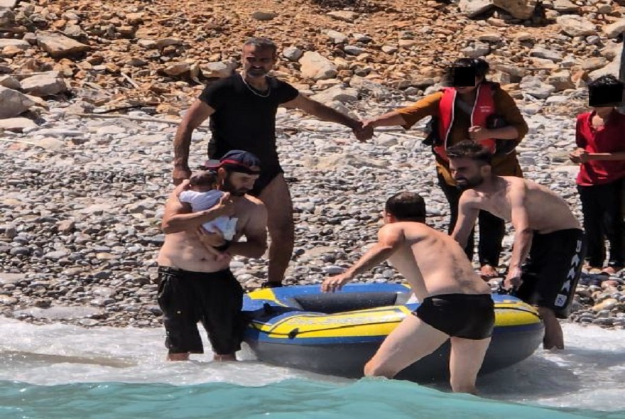 Τήλος: Συγκλονίζει βίντεο από τη διάσωση προσφυγόπουλου 50 ημερών - Του έφτιαχναν γάλα με θαλασσινό νερό