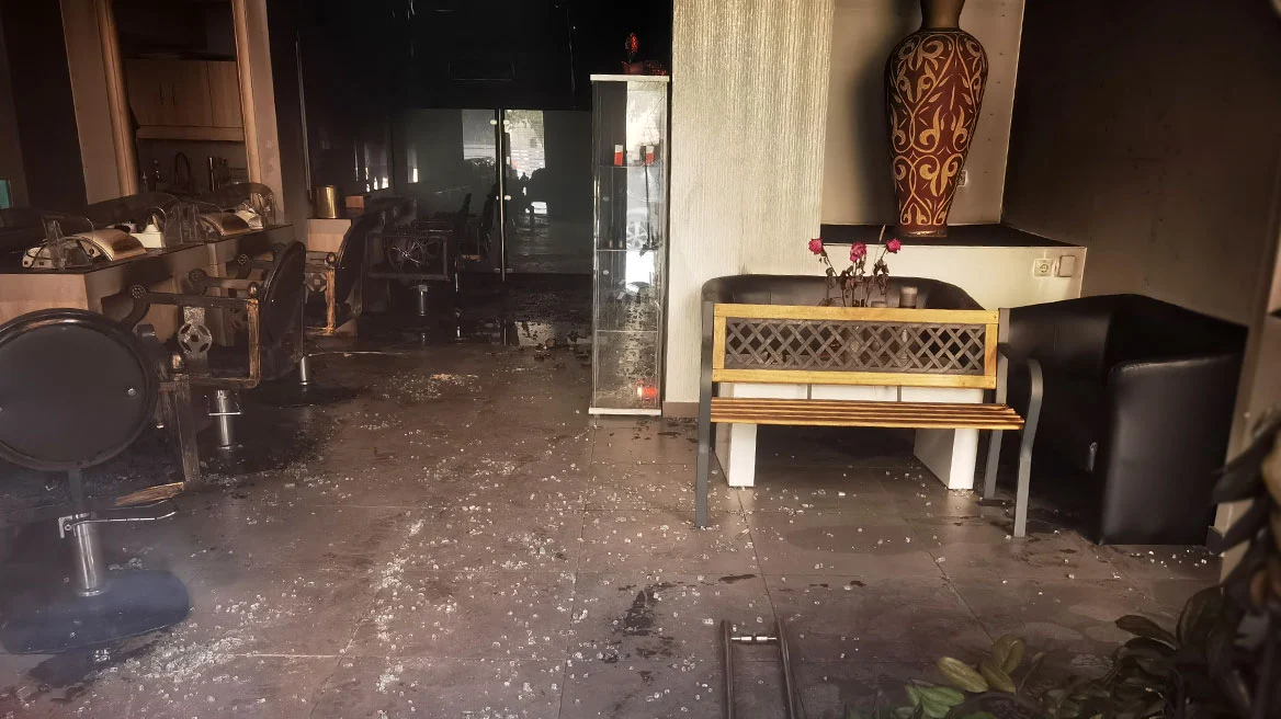 Εμπρηστική επίθεση τα ξημερώματα σε κομμωτήριο στη Νέα Σμύρνη (ΦΩΤΟ)