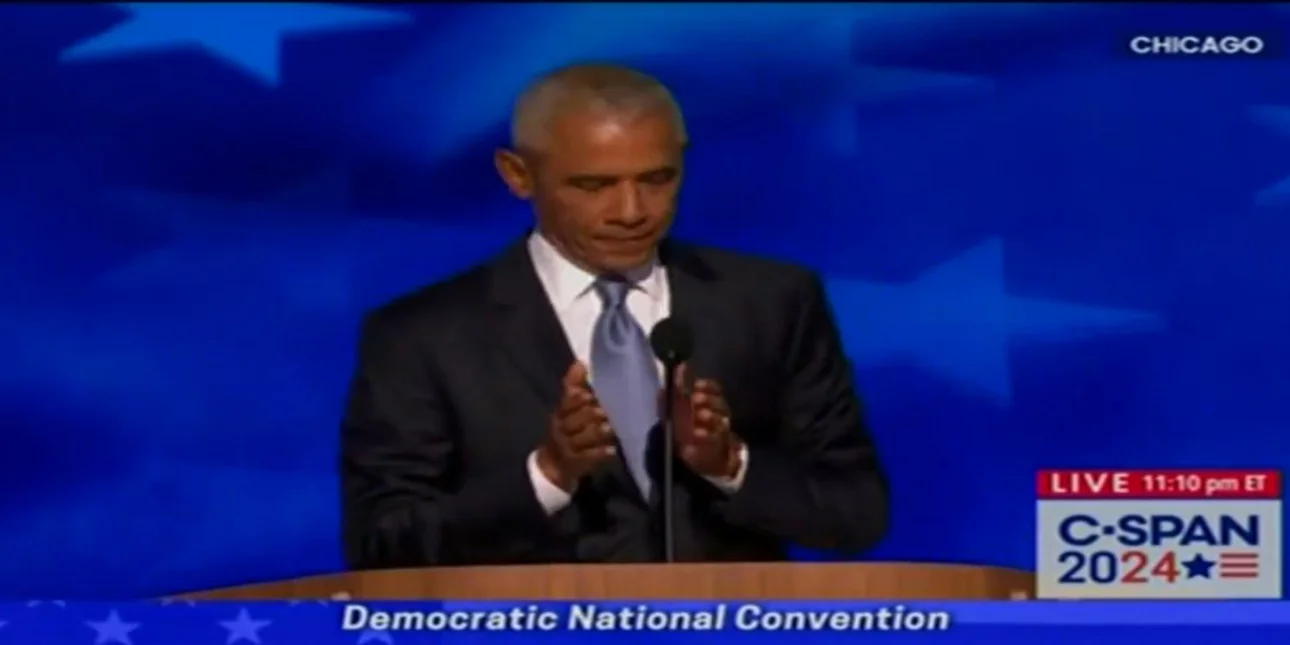 Ο Ομπάμα «καρφώνει» με μια χειρονομία τον Τραμπ για την «εμμονή του με τα μεγέθη» (Video)