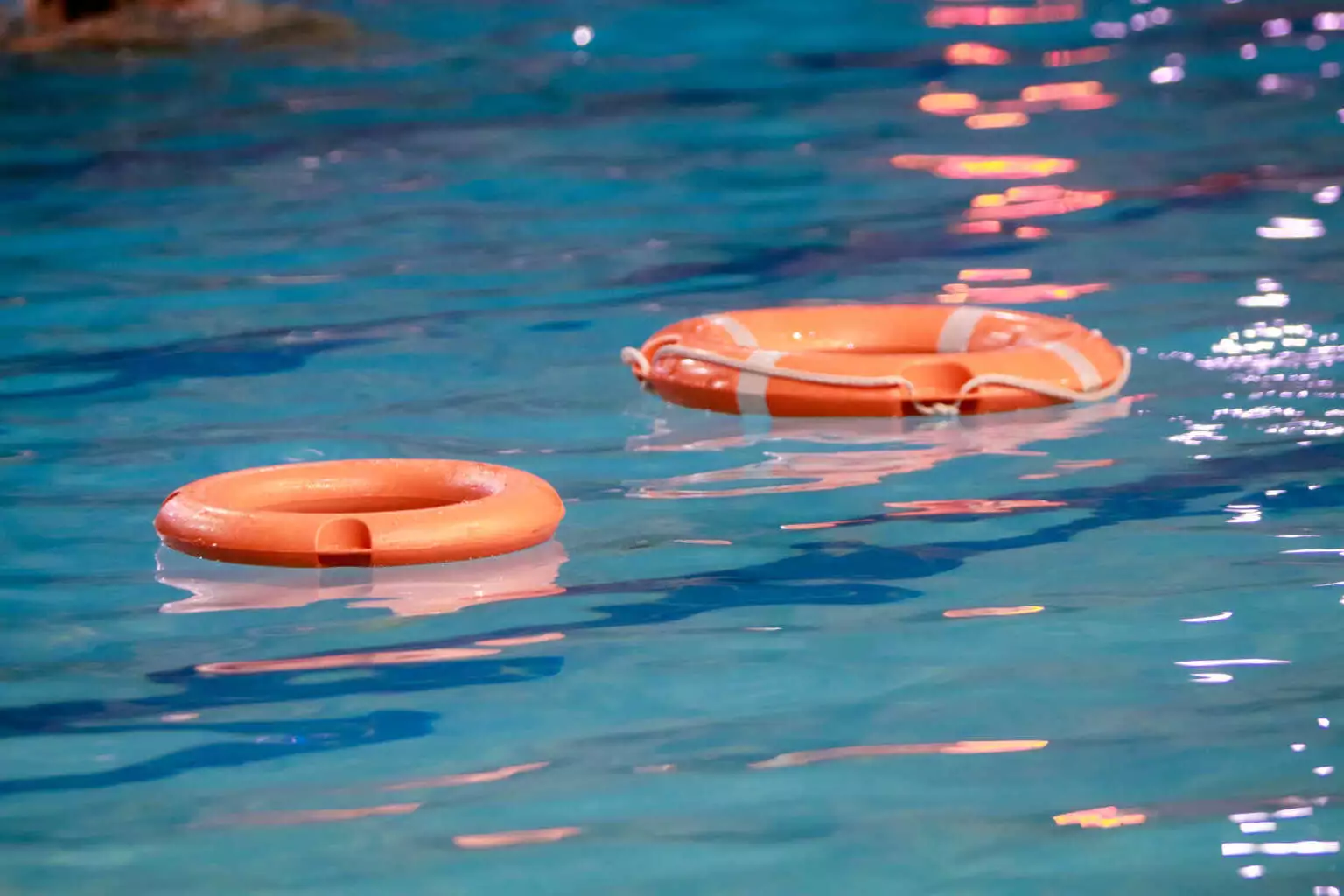 Θεσσαλονίκη: Κολυμβητές βουτούν νύχτα στην πισίνα του Ωραιοκάστρου για καλό σκοπό