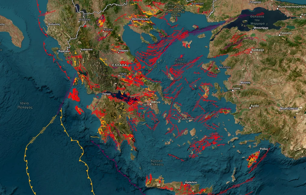 Ο Άκης Ψαρρής, υπεύθυνος του επίσημου fan club του καλλιτέχνη, τόνισε ότι μέχρι στιγμής τίποτα δεν είναι οριστικό, καθώς ο ίδιος ο Σφακιανάκης παραμένει διακριτικός και φειδωλός στις δηλώσεις του. Από την άλλη, ο δημοσιογράφος Ηλίας Τσίπας, ειδικός στα δρώμενα της νυχτερινής διασκέδασης, σημείωσε ότι αρκετοί επιχειρηματίες του χώρου έχουν ήδη εκφράσει το ενδιαφέρον τους να τον φιλοξενήσουν. Όπως αποκάλυψε, εφόσον το comeback γίνει πράξη, πιθανότερο σενάριο είναι να πραγματοποιηθεί στο νυχτερινό κέντρο Fever. Αναμφίβολα, η ενδεχόμενη επανεμφάνιση του Νότη Σφακιανάκη αποτελεί ένα από τα πιο πολυσυζητημένα θέματα στον χώρο της μουσικής. Αν και τίποτα δεν έχει «κλειδώσει», οι εξελίξεις παρακολουθούνται με αυξημένο ενδιαφέρον από το κοινό του, που περιμένει με προσμονή την οριστική απάντηση.