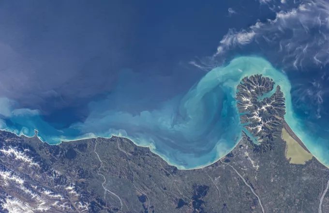 Οι ανατροπές των γεωμαγνητικών πόλων της Γης είναι γραμμένες με γιγάντιες «ρίγες ζέβρας» στον πυθμένα της θάλασσας