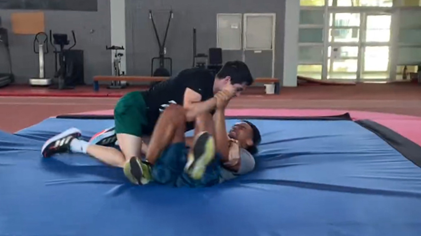 Εμμανουήλ Καραλής και Μίλτος Τεντόγλου το έριξαν στην… ελληνορωμαϊκή υπό το βλέμμα του Πομάσκι (Video)