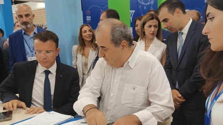 Υπογράφηκαν στη ΔΕΘ οι συμβάσεις για την αναβάθμιση 10 νοσοκομείων και δύο Κέντρων Υγείας