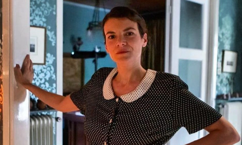 Grand Hotel – Αντιγόνη Φρυδά: Μας συστήνει την ηρωίδα της, Θεώνη Τσακίρογλου