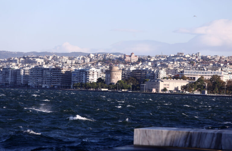 Θεσσαλονίκη: Μανιασμένα κύματα στον Θερμαϊκό (Video)