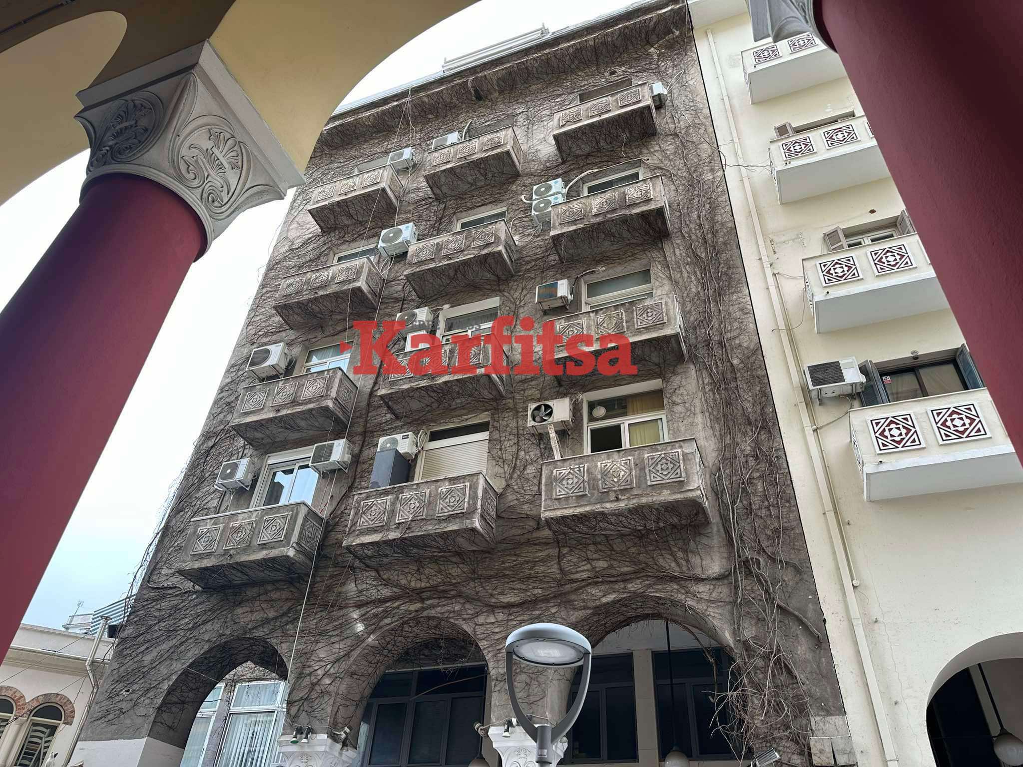 Θεσσαλονίκη: Αυτή είναι η πολυκατοικία που «ντύθηκε» δέντρο και θυμίζει ταινία… θρίλερ (ΦΩΤΟ+Video)