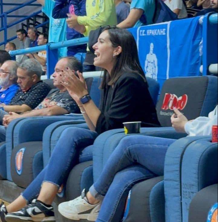 «Πολιτικό τζάμπολ» στα γήπεδα της Θεσσαλονίκης από τη γαλάζια Βουλευτή Νεφέλη Χατζηιωαννίδου