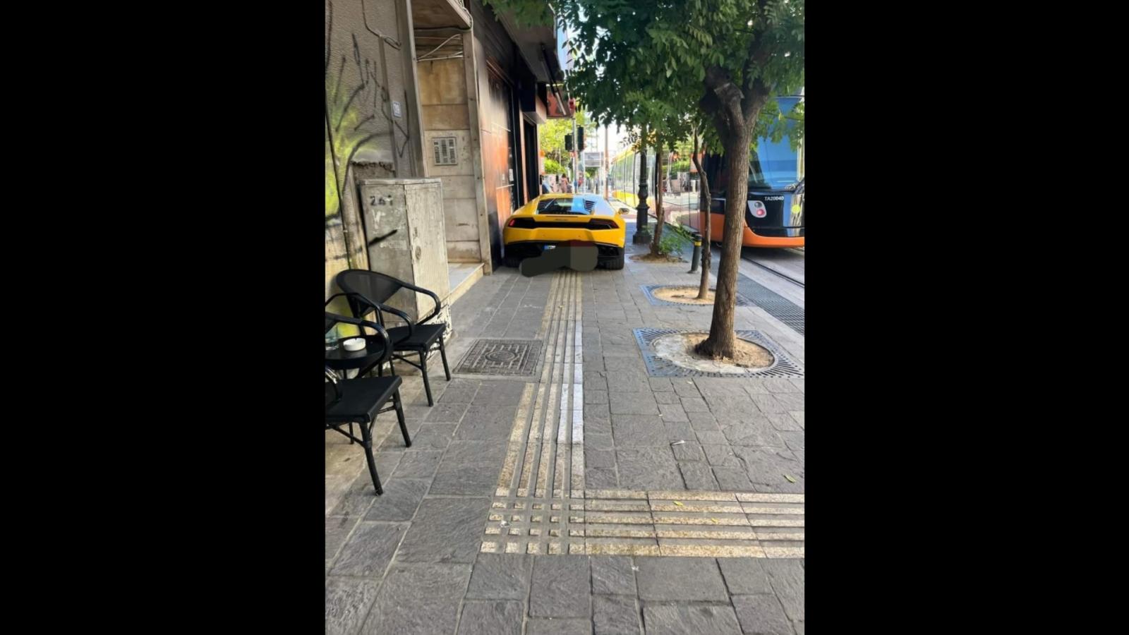 Πάρκαρε μια πανάκριβη Lamborghini πάνω στο πεζοδρόμιο και έγινε viral