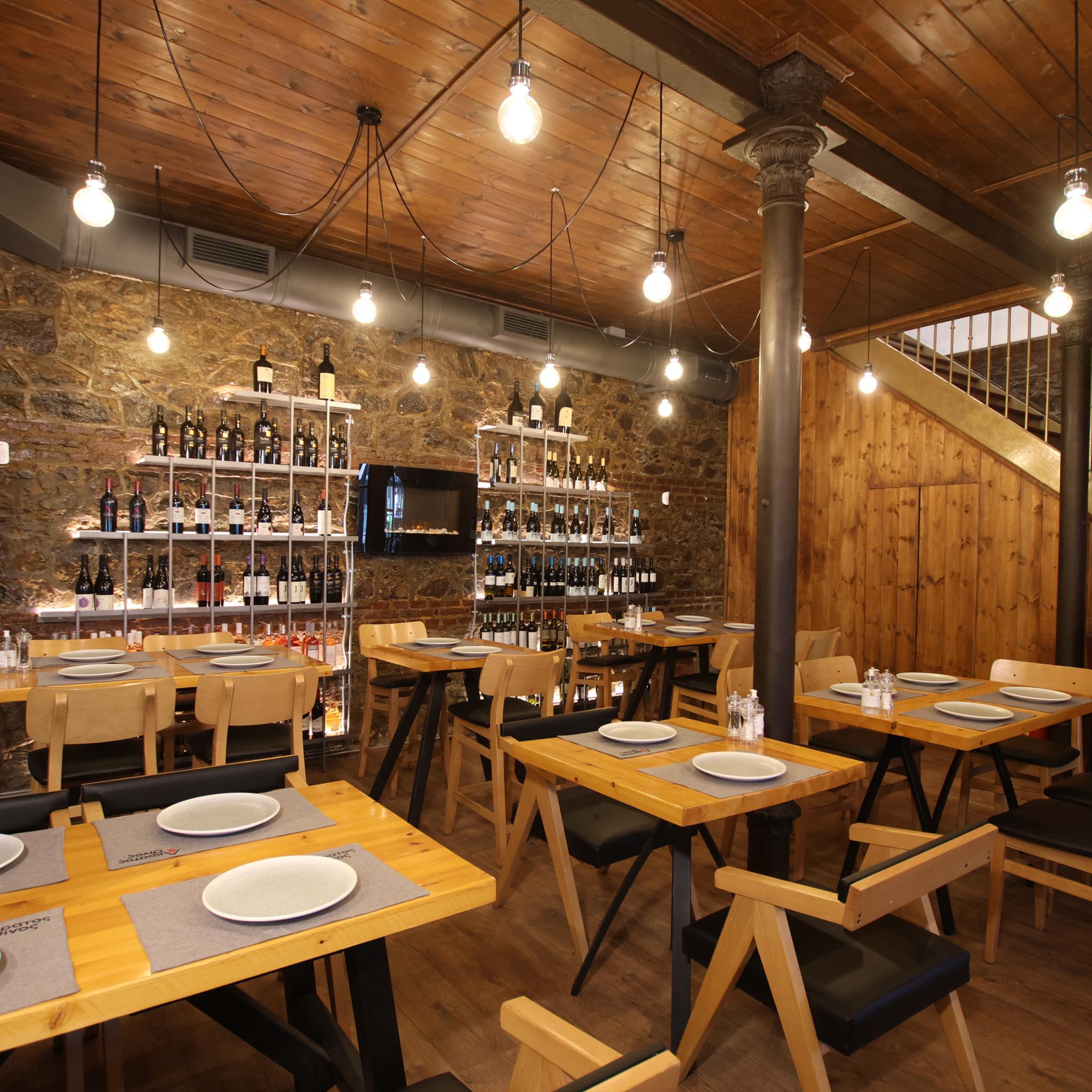 Άκρατος Οίνος: Ένας γαστρονομικός «θησαυρός» στη Θεσσαλονίκη