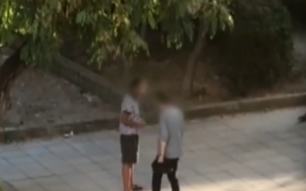 Θεσσαλονίκη: Διακίνηση ναρκωτικών από οργανωμένες συμμορίες μέρα μεσημέρι – Δείτε Video ντοκουμέντο