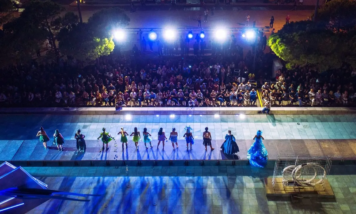 Θεσσαλονίκη: Πασαρέλα με ανακυκλώσιμα υλικά στη Νέα Παραλία για 10η χρονιά