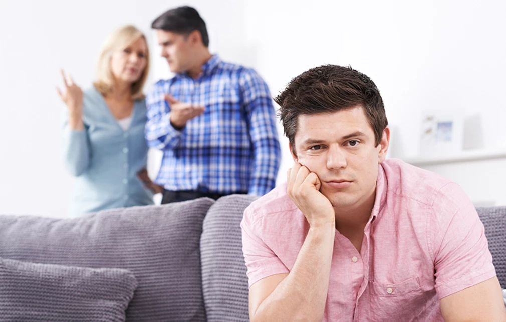 Οι νέοι στην Ελλάδα εγκαταλείπουν το πατρικό τους μετά τα 30, ενώ στην ΕΕ περίπου στα 26