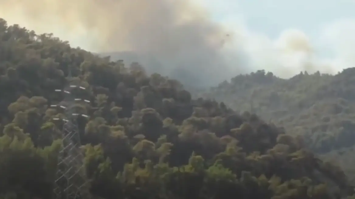 Ξυλόκαστρο: Αγωνία για τη μεγάλη φωτιά, σηκώθηκαν 19 εναέρια μέσα – Δύο μηνύματα του 112 για εκκένωση (Video)